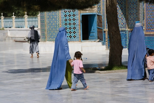 شبه نظامیان طالبان دختران نوجوان و حتی کودک را برای بزرگ کردن و تبدیل نمودن به برده های جنسی با قیمتی کمتر از 800 پوند خریداری می کنند.