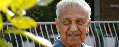 عبدالقدیر خان ملقب به «پدر بمب اتمی پاکستان» در اثر ابتلا به کرونا درگذشت