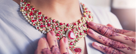 چگونه تصمیم بگیرید که کدام جواهرات را با لباس خود ست کنید؟