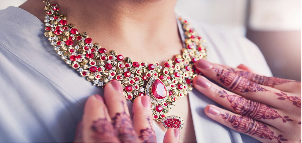 چگونه تصمیم بگیرید که کدام جواهرات را با لباس خود ست کنید؟