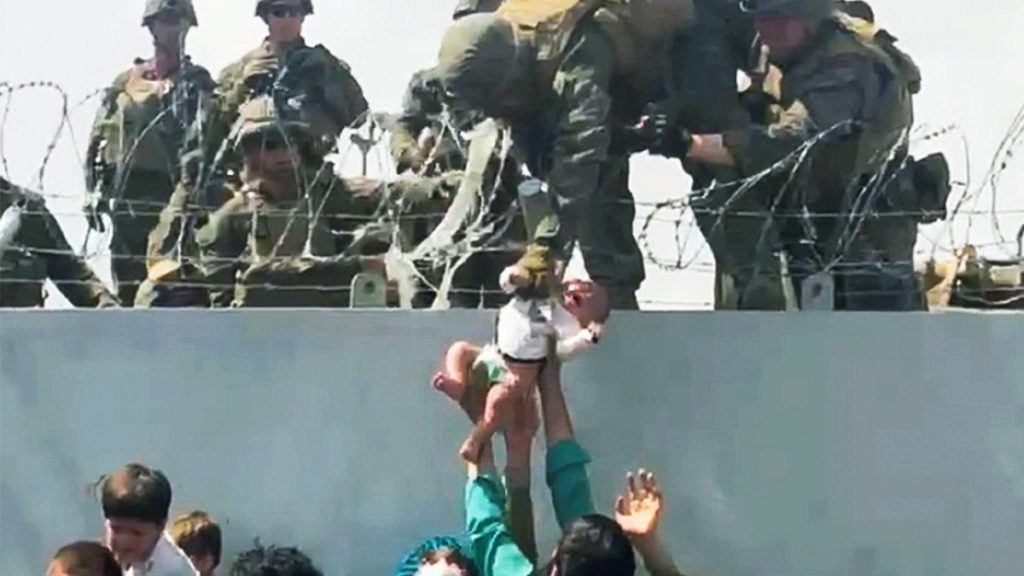کودک افغان که از روی حصار به سرباز امریکایی داده شده بود، همچنان مفقود است