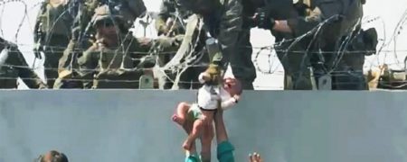 کودک افغان که از روی حصار به سرباز امریکایی داده شده بود، همچنان مفقود است