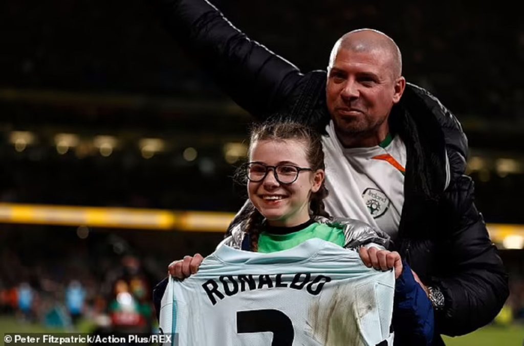 رونالدو با دادن پیراهنش به دخترک گریان ایرلندی او را به آرزویش رساند + ویدیو