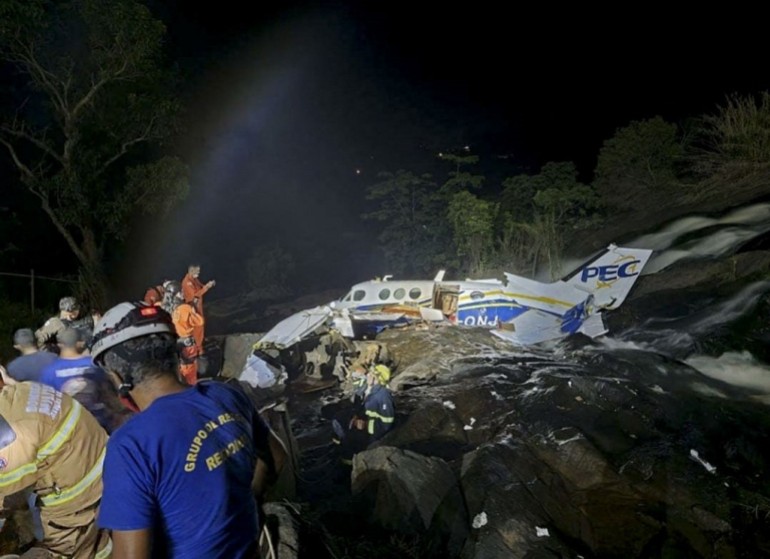 ماریلیا مندونکا (Marilia Mendonca خواننده مشهور و 26 ساله برزیلی در حال پرواز به سمت محل اجرای کنسرتش بود که هواپیمایش سقوط کرد.