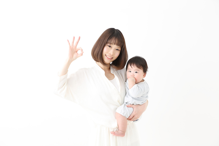 چرا مادران ژاپنی ترجیح می‌دهند بچه‌هایشان را به جای کالسکه در آغوش خود حمل کنند؟