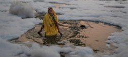 استحمام هندوها در آب آلوده رود مقدس هند