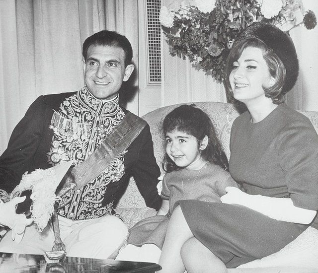 اردشیر زاهدی نخست وزیر سابق ایران در دوران قبل از انقلاب اسلامی و داماد محمدرضا شاه پهلوی، در سن 93 سالگی در شهر مونترو، سوییس درگذشت.