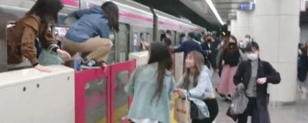 وحشت در قطار توکیو پس از حمله جوکر ژاپنی با چاقو در شب هالووین + ویدیو