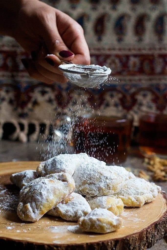 قطاب یکی از شیرینی‌های سنتی معروف ایران است. اینجاست که باید خودتان دست‌به‌کار شوید و طرز تهیه قطاب را یاد بگیرید.