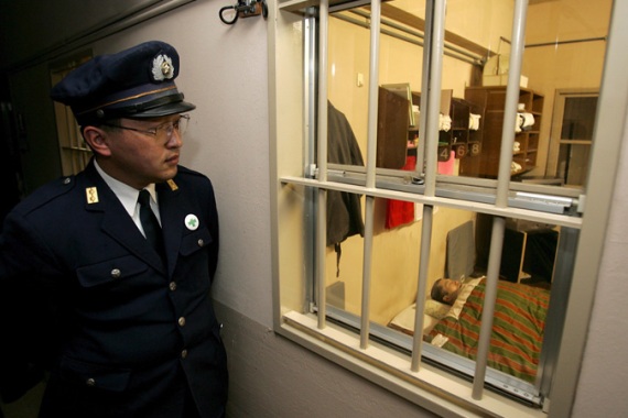 دو زندانی ژاپنی که در انتظار اعدام قرار دارند از دولت این کشور به خاطر سیاست خاصش در قبال محکومین به اعدام شکایت کرده اند