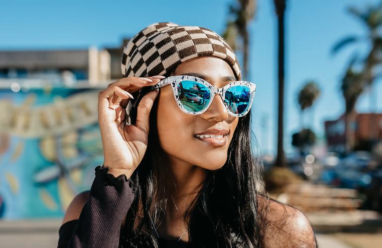 تحت عنوان راهنمای خرید عینک آفتابی می خواهیم شما را با نکات و اطلاعات ضروری که هنگام خرید عینک آفتابی باید مورد توجه داشته باشید آشنا کنیم.