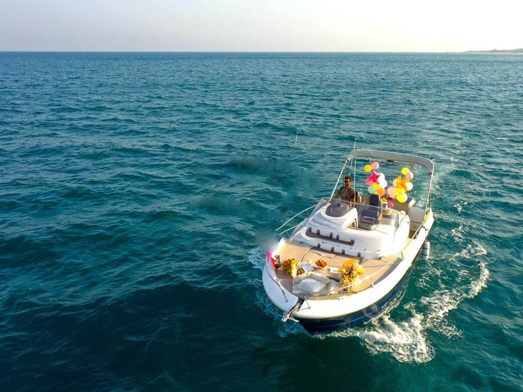 کیش یکی از زیباترین و مهیج‌ترین جزایر ایران در دل خلیج فارس است. جزیره کیش به شکل بیضی بوده و با طولی در حدود ۱۵ کیلومتر 