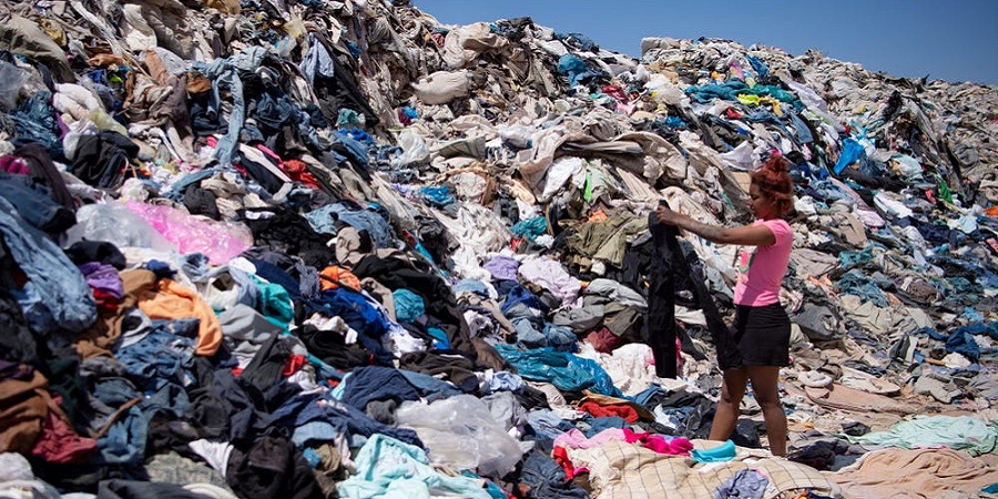 کوه لباس های فروش نرفته دنیا در بیابانی در شیلی