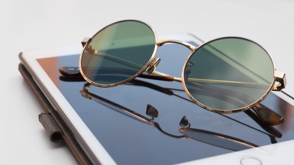 تحت عنوان راهنمای خرید عینک آفتابی می خواهیم شما را با نکات و اطلاعات ضروری که هنگام خرید عینک آفتابی باید مورد توجه داشته باشید آشنا کنیم.