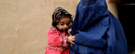 مادر افغان به خاطر فقر نوزادش را ۱۰۴ دلار فروخت
