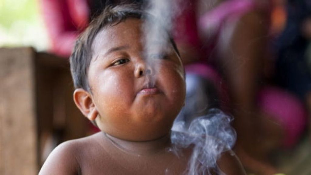 پسر بچه‌ی ۲ ساله اندونزیایی که فیلم سیگار کشیدنش جهانی شده بود: ۷ سال بعد!