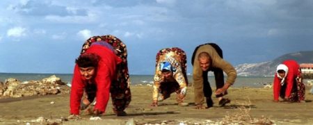 خانواده ای عجیب در ترکیه که چهار دست و پا راه می روند + ویدئو