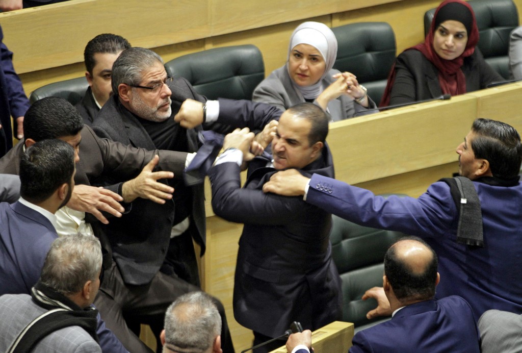 مایندگان پارلمان اردن بر سر نام زنان با هم درگیر شده و به زد و خورد پرداختند.