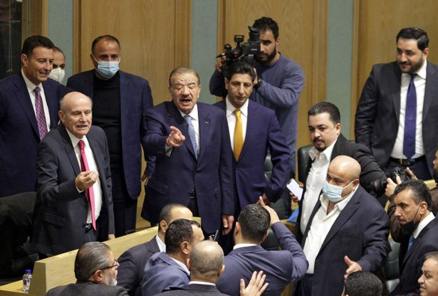 نمایندگان پارلمان اردن بر سر نام زنان با هم درگیر شده و به زد و خورد پرداختند.