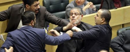 کتک کاری نمایندگان مجلس اردن بر سر گنجاندن نام زنان در قانون اساسی + ویدیو