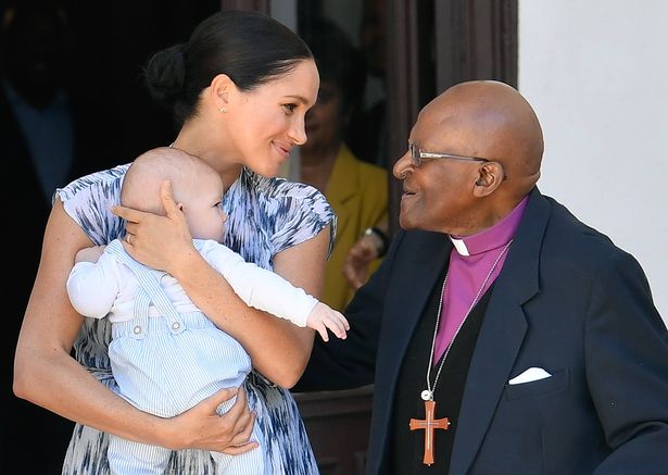 اسقف اعظم دزموند توتو (Desmond Tutu) فعال اجتماعی شناخته شده ی ضد آپارتاید در آفریقای جنوبی در سن 90 سالگی درگذشت. 