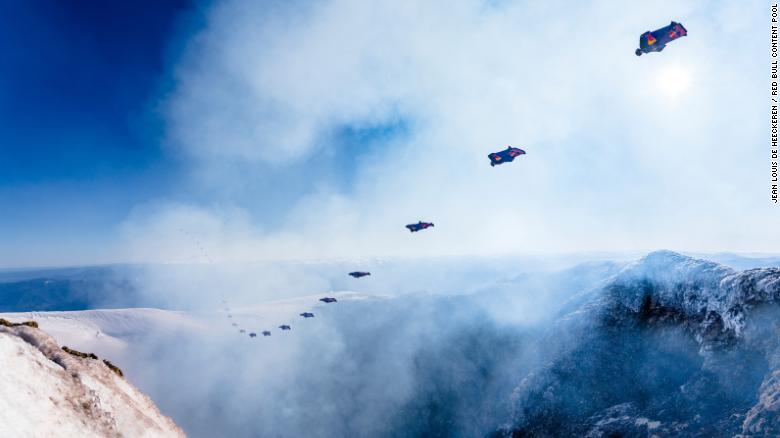 سباستین آلوارز خلبان سابق نیروی هوایی شیلی با لباس بالدار موسوم به وینگسوت وارد دهانه یک کوه آتشفشانی فعال شده و از آن خارج می شود.