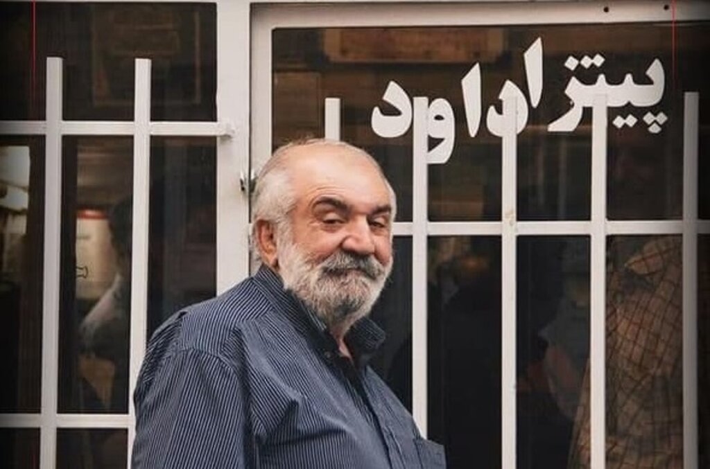 داوود فرجی پور ملقب به عمو داوود که اولین و قدیمی ترین پیتزا فروشی تهران را داشت روز پنج شنبه درگذشته و مراسم تشییع او روز جمعه برگزار شد.