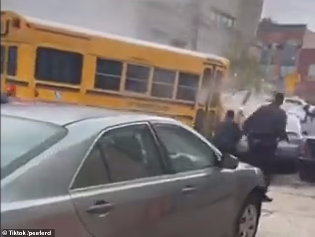 در اتفاقی شبیه بازی معروف Grand Theft Auto یا همان GTA چهار نفر زخمی شدند پس از آنکه مردی در بروکلین یک اتوبوس مدرسه خالی را ربود