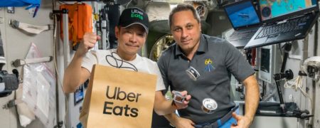 تحویل اولین سفارش غذا در فضا توسط میلیاردر ژاپنی به عنوان پیک موتوری Uber Eats