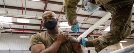 اخراج صدها نظامی ارتش آمریکا به دلیل امتناع از دریافت واکسن کرونا