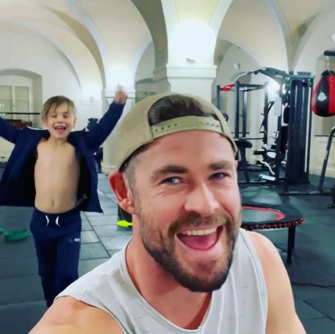 کریس همسورث ویدیویی از خود و پسرش در اینستاگرام منتشر کرده که در آن پسرش نقش هاکای (Hawkeye) را بازی کرده و به سمت پدرش تیر پرتاب می کند