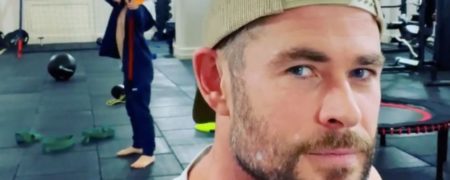 فرو رفتن پسر کریس همسورث در نقش هاکای و تیراندازی به سمت سر پدرش + ویدیو