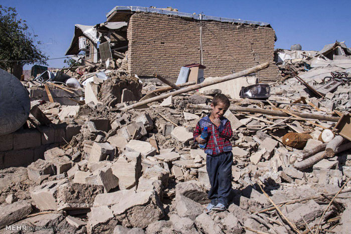 کودکی آواره در میان آوارهای زلزله بم