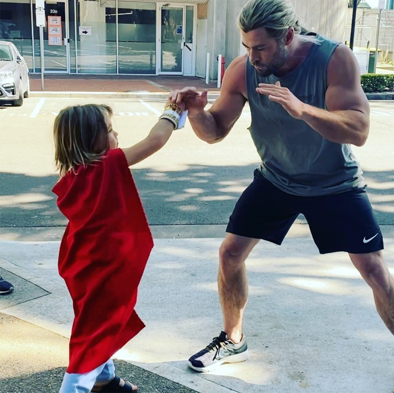 کریس همسورث ویدیویی از خود و پسرش در اینستاگرام منتشر کرده که در آن پسرش نقش هاکای (Hawkeye) را بازی کرده و به سمت پدرش تیر پرتاب می کند