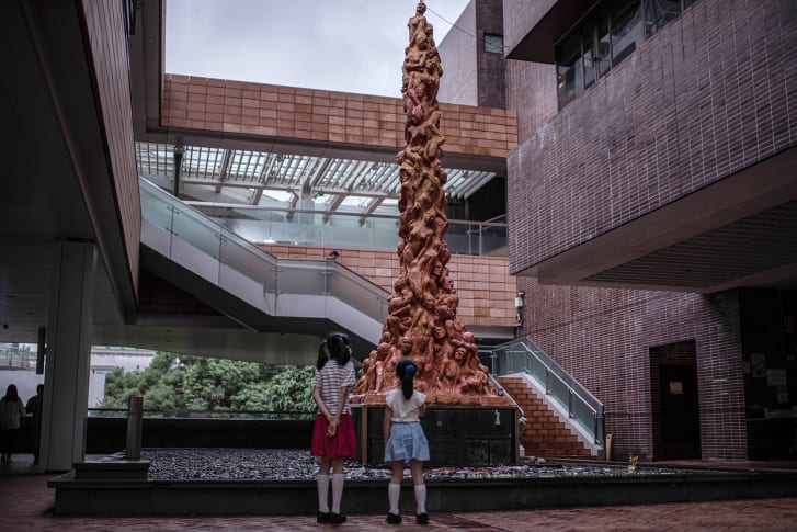 مجسمه‌ «ستون شرم»، یادبود قربانیان قیام میدان تیانانمن، از دانشگاه هنگ کنگ برچیده شد