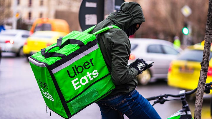 یوساکو مائزاوا، میلیاردر ژاپنی به اولین پیک موتوری Uber Eats تبدیل شد که تحویل غذا در فضا و برای فضانوردان را تجربه می کند