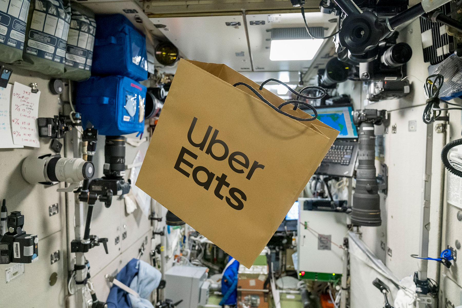 یوساکو مائزاوا، میلیاردر ژاپنی به اولین پیک موتوری Uber Eats تبدیل شد که تحویل غذا در فضا و برای فضانوردان را تجربه می کند