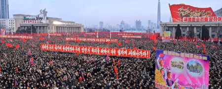 گردهمایی خودجوش مردم کره شمالی در حمایت از برنامه «اون» برای توسعه نظامی کشور