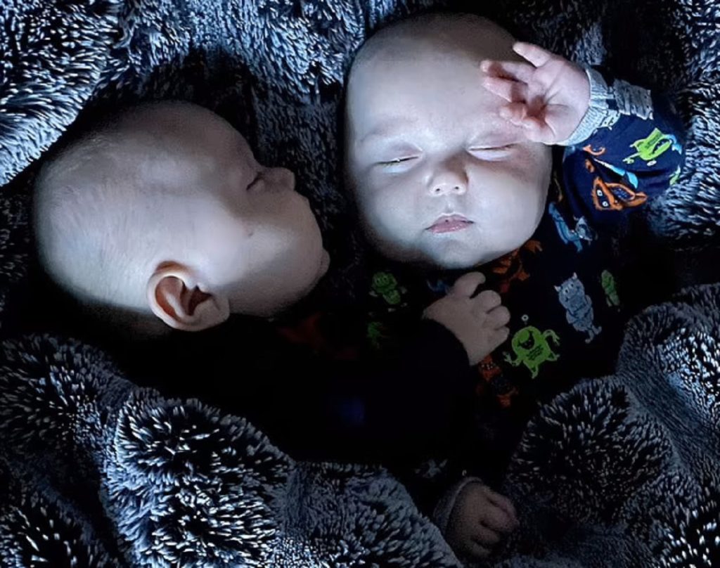 دوقلوهای ۸ ماهه‌ای که تنها در آغوش یکدیگر خواب‌شان می‌برد + ویدیو