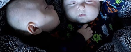 دوقلوهای ۸ ماهه‌ای که تنها در آغوش یکدیگر خواب‌شان می‌برد + ویدیو