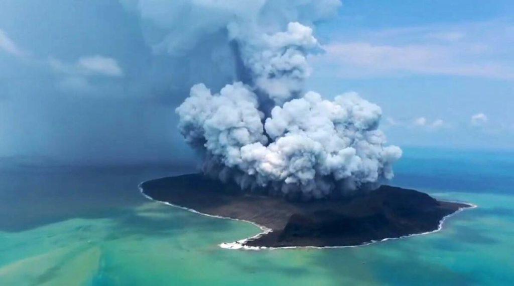 فوران ترسناک آتشفشان در زیر آب و وقوع سونامی مهیب در تونگا + ویدیو