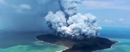 فوران ترسناک آتشفشان در زیر آب و وقوع سونامی مهیب در تونگا + ویدیو