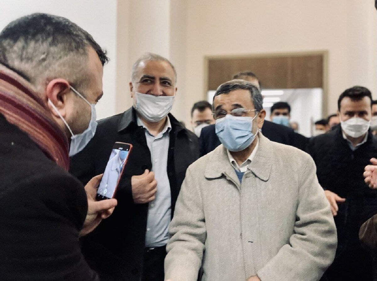 حضور محمود احمدی نژاد در ترکیه و دریافت دکترای افتخاری در کنار عکس ها و فیلم های منتشر شده از این ماجرا دوباره نام او را سر زبان ها انداخت