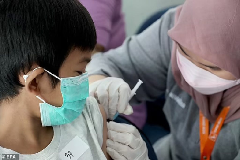مرد اندونزیایی که با دریافت پول از ضد واکسن ها ۱۷ بار واکسن زد