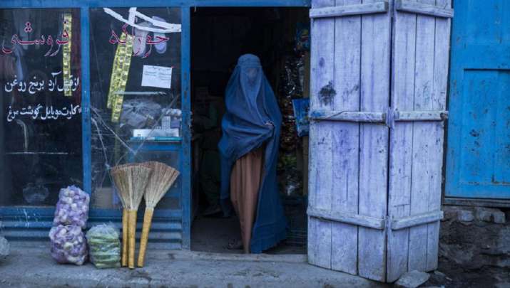 طالبان گردن زدن مانکن های مغازه ها را در افغانستان آغاز کرده و سر داشتن مانکن ها را مخالف قوانین اسلام دانسته اند.