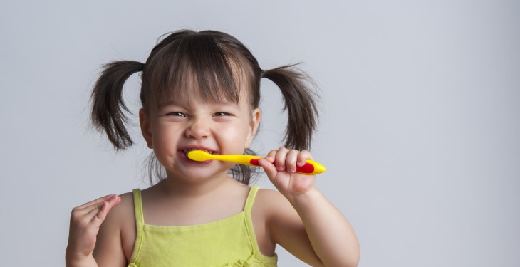 12 ماده غذایی که به تمیز و سالم ماندن دندان ها کمک خواهد کرد