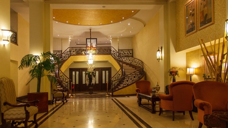 هتل جواد مشهد هتلی 4 ستاره است که با چشم اندازی زیبا به سمت بارگاه ملکوتی حضرت امام رضا (ع) در خیابان امام رضا مشهد واقع شده است.