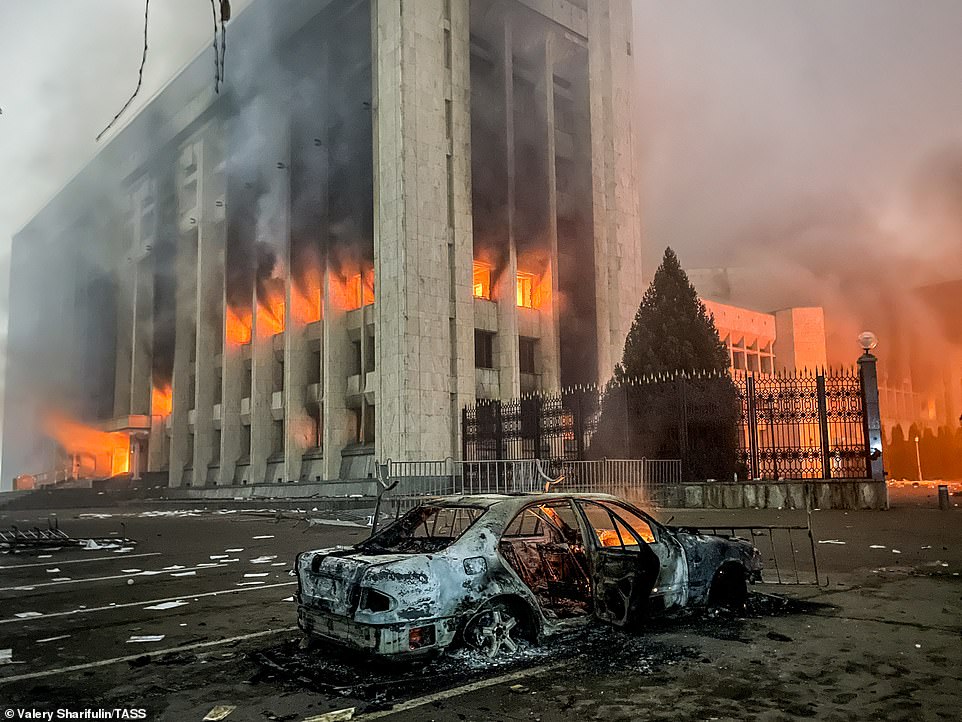 در حالی که درگیری های خیابانی در قزاقستان و اعتراضات مردم به گران شدن سوخت گاز مایع ادامه دارد نیروهای صلحبان روسی به این کشور اعزام شده اند