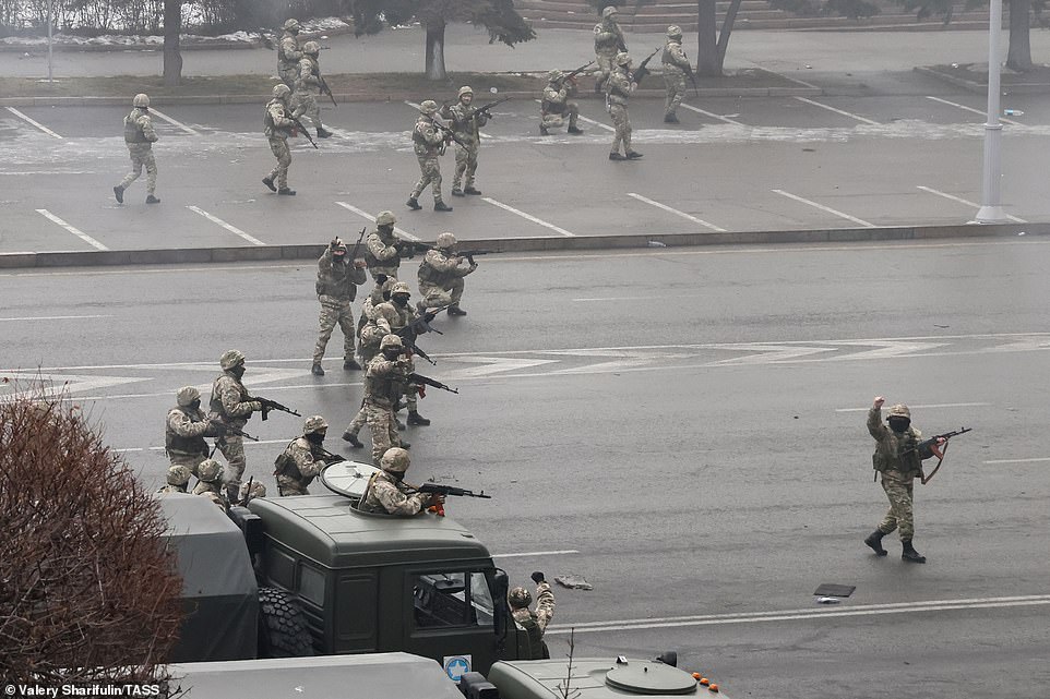 در حالی که درگیری های خیابانی در قزاقستان و اعتراضات مردم به گران شدن سوخت گاز مایع ادامه دارد نیروهای صلحبان روسی به این کشور اعزام شده اند