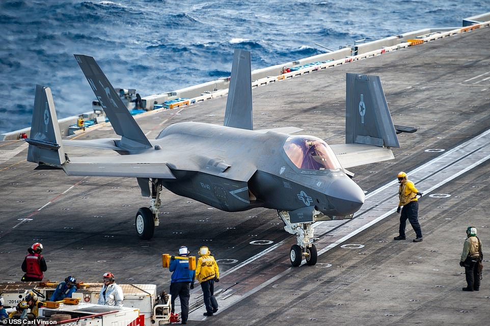 دولت ایالات متحده رقابتی را برای شکست دادن چین در پیدا کردن یک جنگنده پنهانکار F-35 که در دریای چین جنوبی سقوط کرده، آغاز کرده است.
